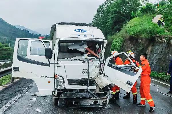 安順最新車禍?zhǔn)录疃冉馕雠c報(bào)道